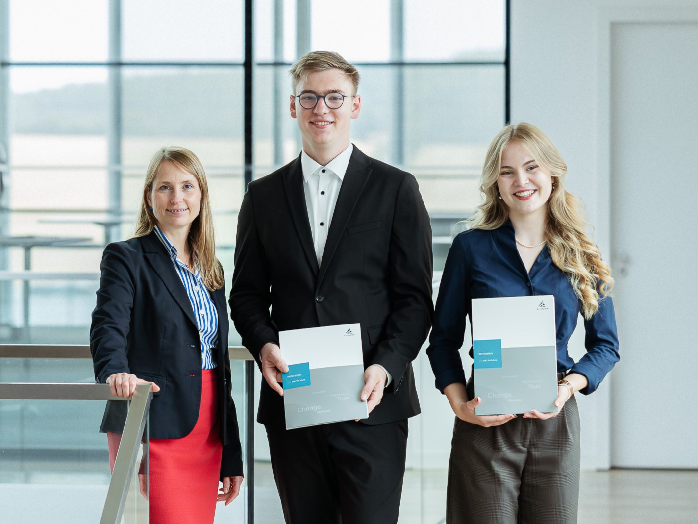Helena Brand und Benedikt Patzelt mit Dr. Anna-Katharina Wittenstein